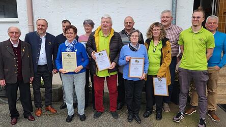 Die geehrten Mitglieder des Wald-Vereins mit dem Vorsitzenden Markus Kerner und dem Ehrenvorsitzenden Martin Kerner