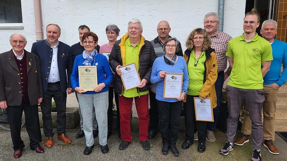 Die geehrten Mitglieder des Wald-Vereins mit dem Vorsitzenden Markus Kerner und dem Ehrenvorsitzenden Martin Kerner