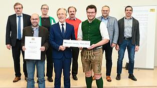 In Vertretung von Ministerin Kaniber hat Ministerialdirigent Leonhard Rill (4. von links) den Preis an die Kartoffelmulchsaat-Entwickler in den Landkreisen Regensburg und Straubing-Bogen überreicht: (von links) Hans-Peter Schmucker (Leiter Amt für ländliche Entwicklung Niederbayern), Ludwig Lichtinger, Martina Prielmeier , Ludwig Pernpeintner, Stephan Obermaier, Kurt Hillinger (Leiter Amt für ländliche Entwicklung Oberpfalz) und Stefan Haupt (boden:ständig-Koordinator am ALE Oberpfalz).