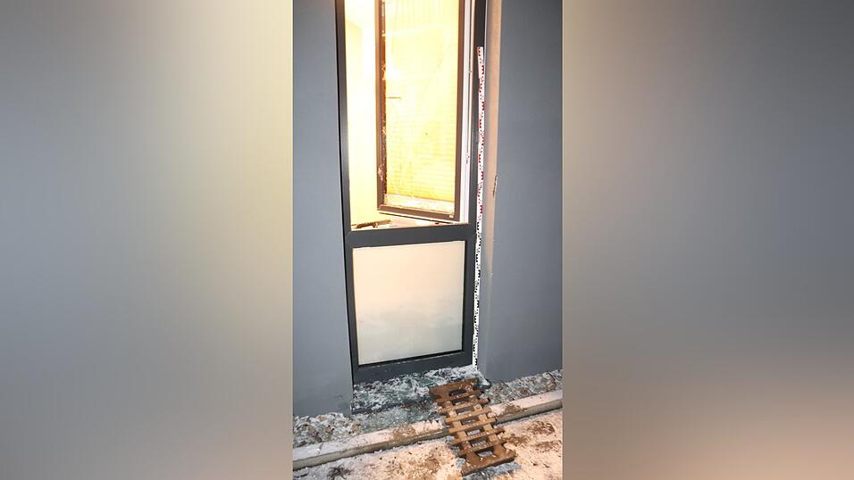 Mit einem Kanaldeckel schlug der bislang unbekannte T&auml;ter ein Fenster der Apotheke an der Adam-Wild-Stra&szlig;e ein und erbeutete mehrere Hundert Euro.