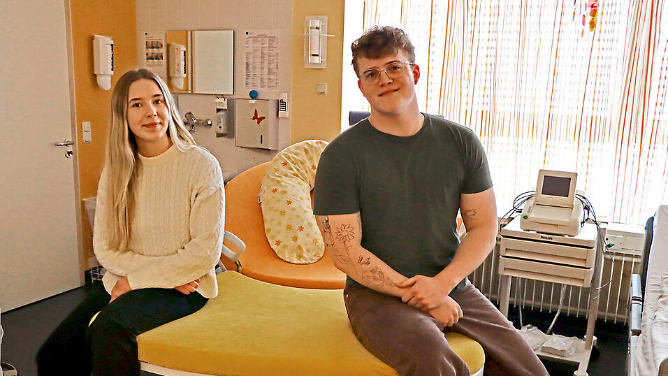 Lilli Puchinger und Benedikt Obermaier sind angehende Hebammen, ein Beruf, der mittlerweile &uuml;ber ein Studium mit Praxis-Phasen in der Klinik erlernt wird.