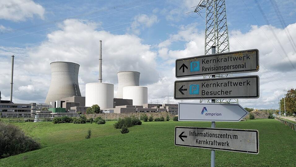 Die beiden Kühltürme des früheren Kernkraftwerks in Gundremmingen sollen am Samstag zur Mittagsstunde gesprengt werden. (Archivbild) Die beiden Kühltürme des früheren Kernkraftwerks in Gundremmingen sollen am Samstag zur Mittagsstunde gesprengt werden. (Archivbild)