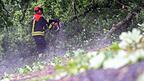 Die Feuerwehr r&auml;umt die bayerischen Stra&szlig;en nach dem Unwetter wieder frei.