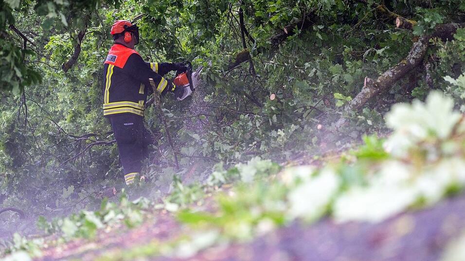Die Feuerwehr räumt die bayerischen Straßen nach dem Unwetter wieder frei. Die Feuerwehr räumt die bayerischen Straßen nach dem Unwetter wieder frei.