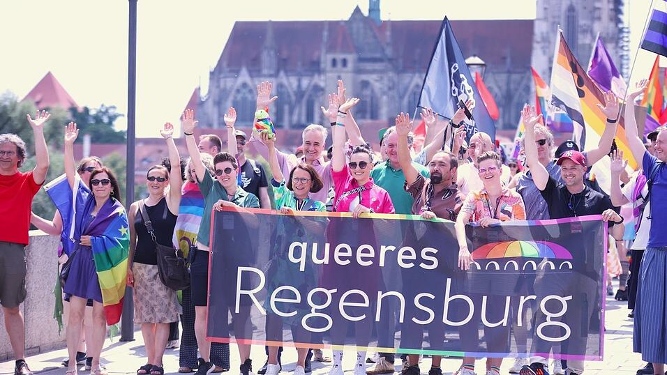 Unerwartet viel mediale Aufmerksamkeit und Stress gab es 2025 im Vorfeld des CSD. Am Ende freuten sich die Verantwortlichen aber &uuml;ber eine Rekordbeteiligung. Rund 4.000 Menschen liefen &uuml;ber die Steinerne Br&uuml;cke.