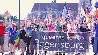 Unerwartet viel mediale Aufmerksamkeit und Stress gab es 2025 im Vorfeld des CSD. Am Ende freuten sich die Verantwortlichen aber &uuml;ber eine Rekordbeteiligung. Rund 4.000 Menschen liefen &uuml;ber die Steinerne Br&uuml;cke.