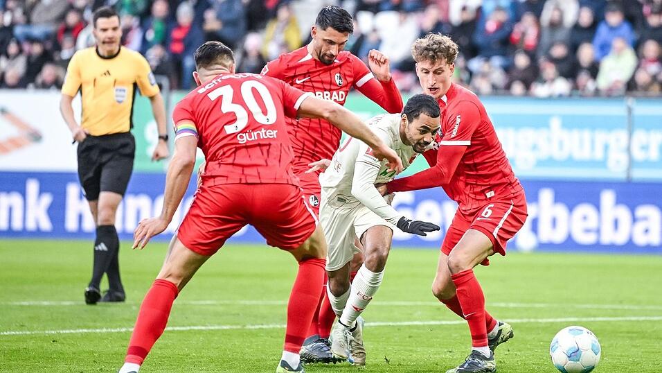 Alexis Claude-Maurice (2 v r) im Gew&uuml;hl mit den Freiburgern.