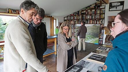 Olaf Unverzart (links) im Gespräch mit Besuchern.