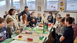 Mit Begeisterung erl&auml;utern die Sch&uuml;ler ihre Entw&uuml;rfe f&uuml;r das Hintereder-Areal Schulleiterin Daniela Karl und Stadtrat und Initiator des Projekts Stefan Sch&ouml;nberger - und ihren Mitsch&uuml;lern.