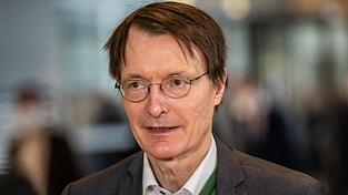 Karl Lauterbach, SPD-Gesundheitsexperte, spricht im im Deutschen Bundestag mit Reportern. Karl Lauterbach, SPD-Gesundheitsexperte, spricht im im Deutschen Bundestag mit Reportern.