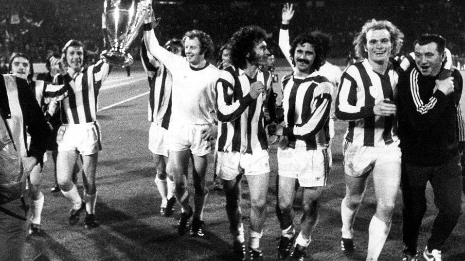 Die Bayern mit Paul Breitner (Mitte), Gerd Müller (3.v.r.) und Uli Hoeneß (2.v.r.) jubeln nach dem Gewinn des Europapokals der Landesmeister. (Archivfoto) Die Bayern mit Paul Breitner (Mitte), Gerd Müller (3.v.r.) und Uli Hoeneß (2.v.r.) jubeln nach dem Gewinn des Europapokals der Landesmeister. (Archivfoto)
