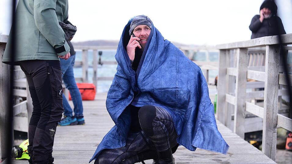 Robert Marc Lehmann geht auf Tuchf&uuml;hlung mit einem gestrandeten Wal in der Ostsee.