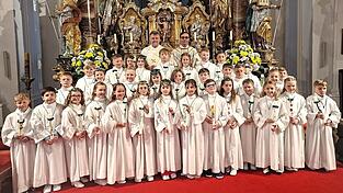 Pfarrer Augustinus Kozdra und Diakon Martin M&uuml;nch (l.) freuten sich mit den 33 Kindern &uuml;ber den gro&szlig;en Tag ihrer Erstkommunion.