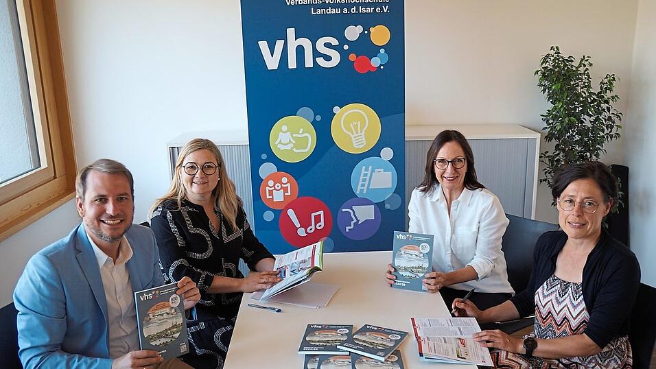 Präsentieren stolz das VHS-Programm: Bürgermeister Matthias Kohlmayer (v.l.), VHS-Geschäftsleiterin Manuela Wälischmiller sowie die beiden Sekretärinnen Nicole Messerer und Birgit Piller.