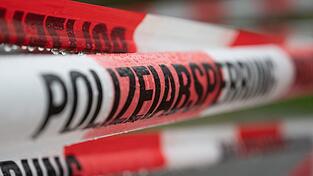 Die Polizei sperrte die Autobahn für rund zwanzig Minuten. (Symbolbild)