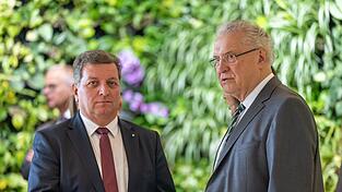 Bauminister Christian Bernreiter (l.) und Innenminister Joachim Herrmann (beide CSU) unterzeichnen den Mietvertrag für das neu geschaffene Verwaltungsgericht Plattling. (Archivbild) Bauminister Christian Bernreiter (l.) und Innenminister Joachim Herrmann (beide CSU) unterzeichnen den Mietvertrag für das neu geschaffene Verwaltungsgericht Plattling. (Archivbild)