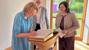 Neben der Schlüsselübergabe fand auch der Eintrag ins goldene Buch statt. Neben der Schlüsselübergabe fand auch der Eintrag ins goldene Buch statt.