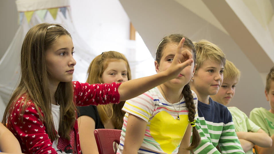 Sehr interessiert hörten die Viertklässler der Grundschule Neukirchen den Erzählungen der Straubinger Redakteurin Tanja Pfeffer zu. Lena Eibl, Praktikantin in der Jugendredaktion, hielt die Schulstunde in Bildern fest. Sehr interessiert hörten die Viertklässler der Grundschule Neukirchen den Erzählungen der Straubinger Redakteurin Tanja Pfeffer zu. Lena Eibl, Praktikantin in der Jugendredaktion, hielt die Schulstunde in Bildern fest.