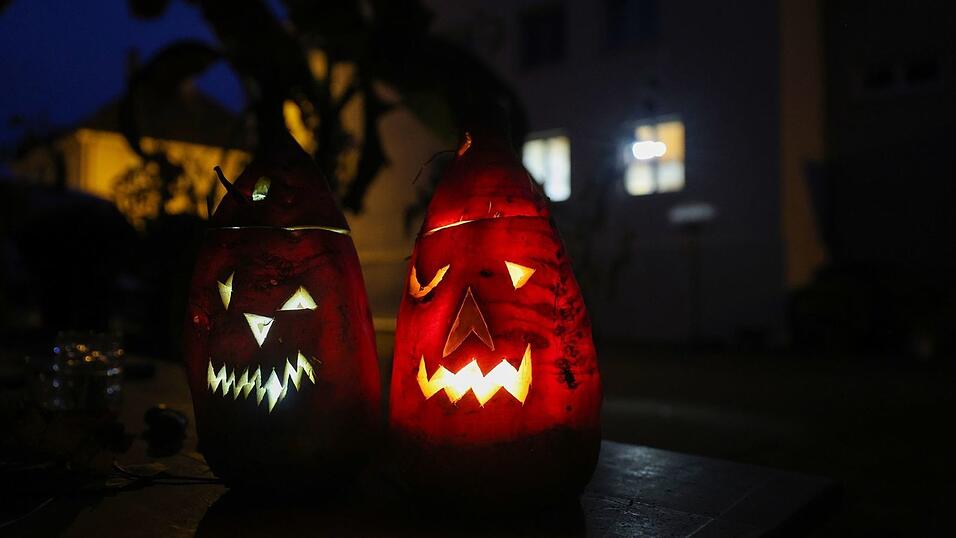 Die ausgehöhlten und mit Kerzen ausgeleuchteten Rüben werden vor Häusern aufgestellt, manchen Orts gibt es auch Rübengeisterumzüge. (Archivbild)