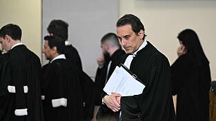 Der Verteidiger des mutmaßlichen Clan-Chefs wirft der Polizei vor, seinen Mandanten mit unlauteren Methoden abgehört zu haben. Der Verteidiger des mutmaßlichen Clan-Chefs wirft der Polizei vor, seinen Mandanten mit unlauteren Methoden abgehört zu haben.