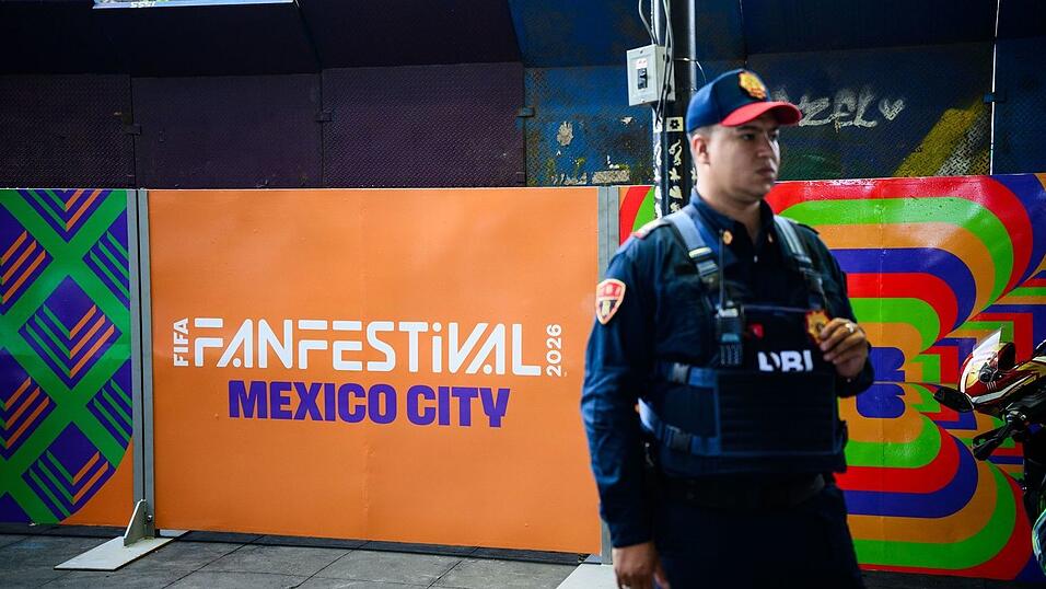 Hinter der Mauer wird das Fan-Festival vorbereitet. Hinter der Mauer wird das Fan-Festival vorbereitet.