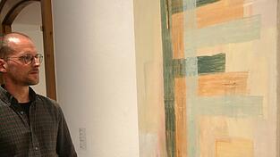 Tobias Buckel bei einem seiner ausgestellten Bilder. Tobias Buckel bei einem seiner ausgestellten Bilder.