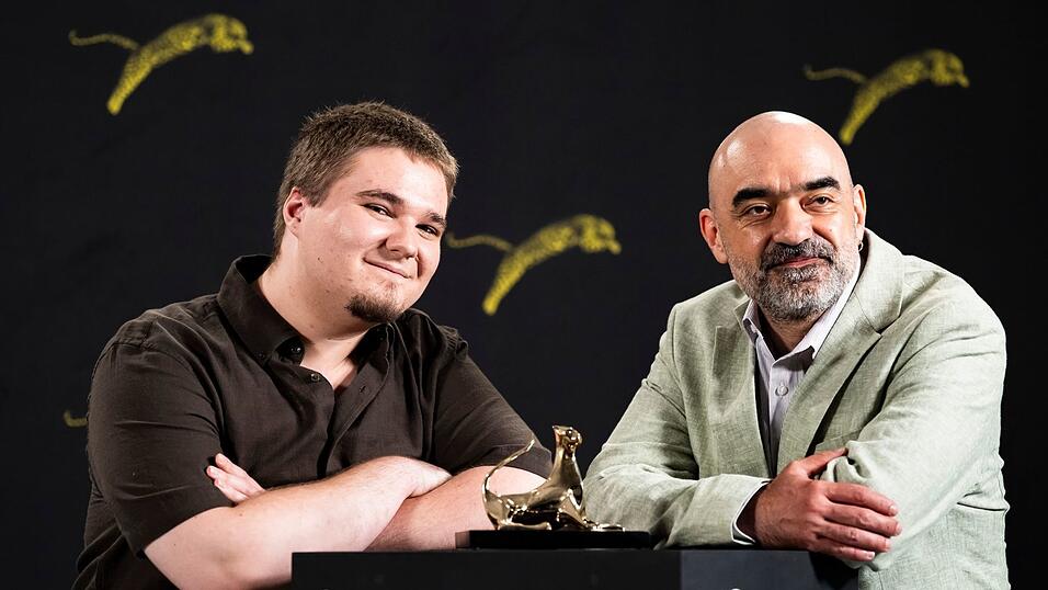Zum Finale des 79. Internationalen Filmfestivals Locarno hat der Spielfilm «Nu e locul tau aici» («Du gehörst nicht hierher») von Regisseur Florin Serban (rechts) den Goldenen Leoparden gewonnen. Der rumänische Schauspieler Teodor Butanescu (l) erhielt zudem dafür eine «Special Mention». Zum Finale des 79. Internationalen Filmfestivals Locarno hat der Spielfilm «Nu e locul tau aici» («Du gehörst nicht hierher») von Regisseur Florin Serban (rechts) den Goldenen Leoparden gewonnen. Der rumänische Schauspieler Teodor Butanescu (l) erhielt zudem dafür eine «Special Mention».