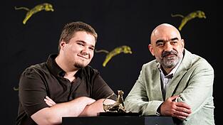 Zum Finale des 79. Internationalen Filmfestivals Locarno hat der Spielfilm &laquo;Nu e locul tau aici&raquo; (&laquo;Du geh&ouml;rst nicht hierher&raquo;) von Regisseur Florin Serban (rechts) den Goldenen Leoparden gewonnen. Der rum&auml;nische Schauspieler Teodor Butanescu (l) erhielt zudem daf&uuml;r eine &laquo;Special Mention&raquo;.