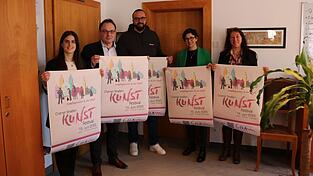 Die Leiterin der Chamer Tourist-Info, Katrin Pielmeier, Bürgermeister Martin Stoiber, Cham-erleben-Vorsitzender David Engl-Baumeister, Kulturreferentin Petra Jakobi und Olivia Schulz von Cham erleben (von links) präsentieren das umfangreiche Programm für das erste Chamer Kunstfestival im Juni. Sie freuen sich noch über viele Mitwirkende, sei es beim Kunstprogramm als auch beim Flohmarkt. Die Leiterin der Chamer Tourist-Info, Katrin Pielmeier, Bürgermeister Martin Stoiber, Cham-erleben-Vorsitzender David Engl-Baumeister, Kulturreferentin Petra Jakobi und Olivia Schulz von Cham erleben (von links) präsentieren das umfangreiche Programm für das erste Chamer Kunstfestival im Juni. Sie freuen sich noch über viele Mitwirkende, sei es beim Kunstprogramm als auch beim Flohmarkt.