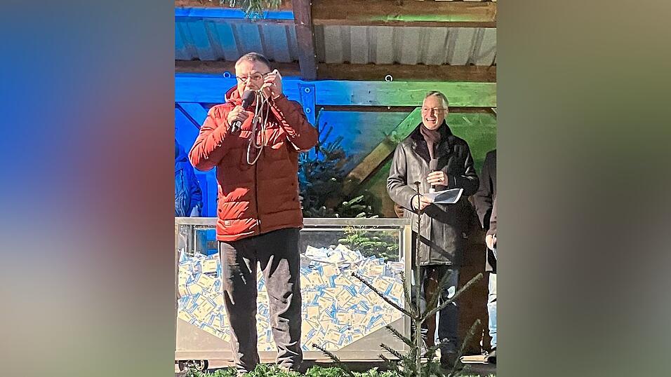 Spannender Moment: Ralph Fischer ruft die Gewinnerin des Autos live an.