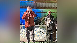 Spannender Moment: Ralph Fischer ruft die Gewinnerin des Autos live an.