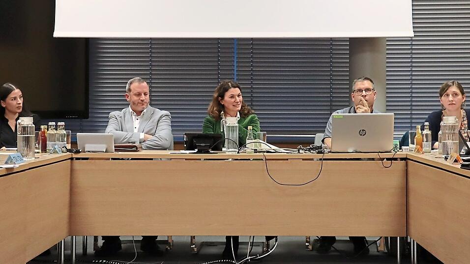 Gemeinsam mit Andreas Einweg, Sachgebietsleiter für Abfallwirtschaft, (Zweiter von links) legte Landrätin Tanja Schweiger dem Umweltausschuss dar, wie es um die Einführung der gelben Tonne steht.