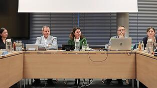 Gemeinsam mit Andreas Einweg, Sachgebietsleiter für Abfallwirtschaft, (Zweiter von links) legte Landrätin Tanja Schweiger dem Umweltausschuss dar, wie es um die Einführung der gelben Tonne steht.