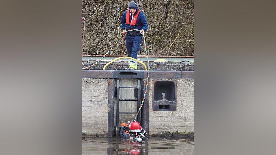 Ein Spezialtaucher steigt am Dienstagmittag in die Schleusenkammer ein.