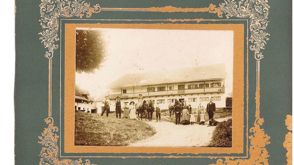 Das Wohnhaus mit dem Pferdestall, der Bauersfamilie, den Dienstboten und den Pferden um die Jahrhundertwende.