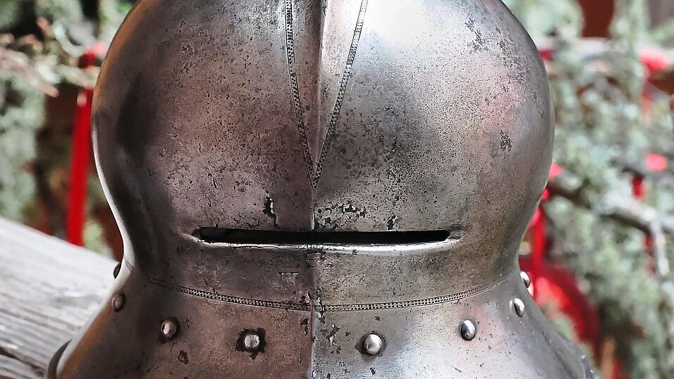Dieser sp&auml;tgotische Helm (15. Jahrhundert) wird eines der Highlights der letzten Auktion sein. Er &auml;hnelt dem Helmtyp des Landshuter Stadtwappens und wurde in Landshut hergestellt. Recherchen der R&uuml;stkammer zufolge sollte es sich um das einzig erhaltene Exemplar dieses Helmtyps aus Landshuter Fertigung handeln. Das Startgebot liegt bei 38 000 Euro.