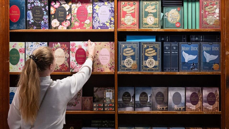 Neuerscheinungen entdecken, bei Lesungen und Diskussionen zuhören, Bücher signieren lassen: die Buchmesse ist vielfältig. (Archivbild) Neuerscheinungen entdecken, bei Lesungen und Diskussionen zuhören, Bücher signieren lassen: die Buchmesse ist vielfältig. (Archivbild)