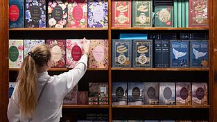 Neuerscheinungen entdecken, bei Lesungen und Diskussionen zuhören, Bücher signieren lassen: die Buchmesse ist vielfältig. (Archivbild)