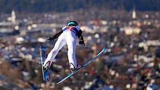 Die Slowenin Prevc fliegt der Konkurrenz davon.