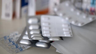 Das synthetische Opiat Fentanyl ist ein Schmerzmittel. Es wird jedoch auch als Droge verwendet. Das synthetische Opiat Fentanyl ist ein Schmerzmittel. Es wird jedoch auch als Droge verwendet.