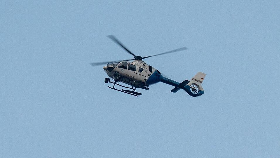 Auch mit einem Hubschrauber hat die Polizei nach dem vermissten 15-J&auml;hrigen gesucht. (Symbolbild)