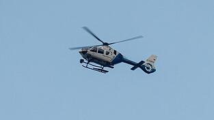Auch mit einem Hubschrauber hat die Polizei nach dem vermissten 15-J&auml;hrigen gesucht. (Symbolbild)