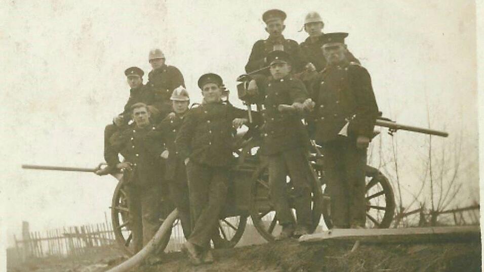 Die Mannschaft der Freiwilligen Feuerwehr Ganacker um 1925 mit ihrer historischen Handdruckspritze. Die Mannschaft der Freiwilligen Feuerwehr Ganacker um 1925 mit ihrer historischen Handdruckspritze.