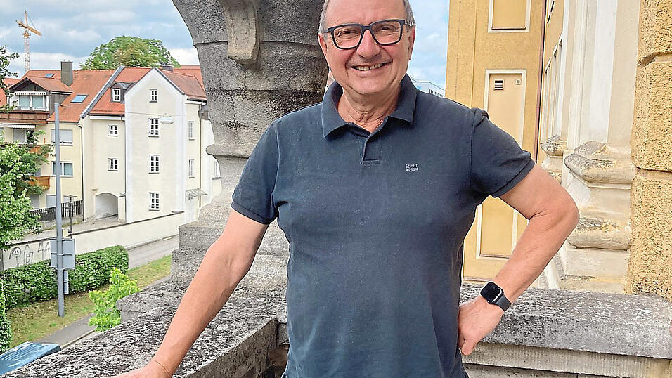 Georg Aigner auf dem Balkon des Schulgebäudes der Fachoberschule am Marienplatz Georg Aigner auf dem Balkon des Schulgebäudes der Fachoberschule am Marienplatz
