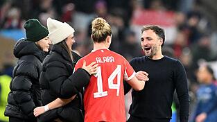 Bayern-Trainer José Barcala feiert mit Torschützin Alara den Sieg über Arsenal. Bayern-Trainer José Barcala feiert mit Torschützin Alara den Sieg über Arsenal.