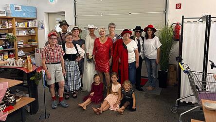 Die Models sorgten bei der Modenschau f&uuml;r riesen Applaus. Leiterin Roswitha Mertens (dritte von rechts) &uuml;bernimmt dabei die Regie.