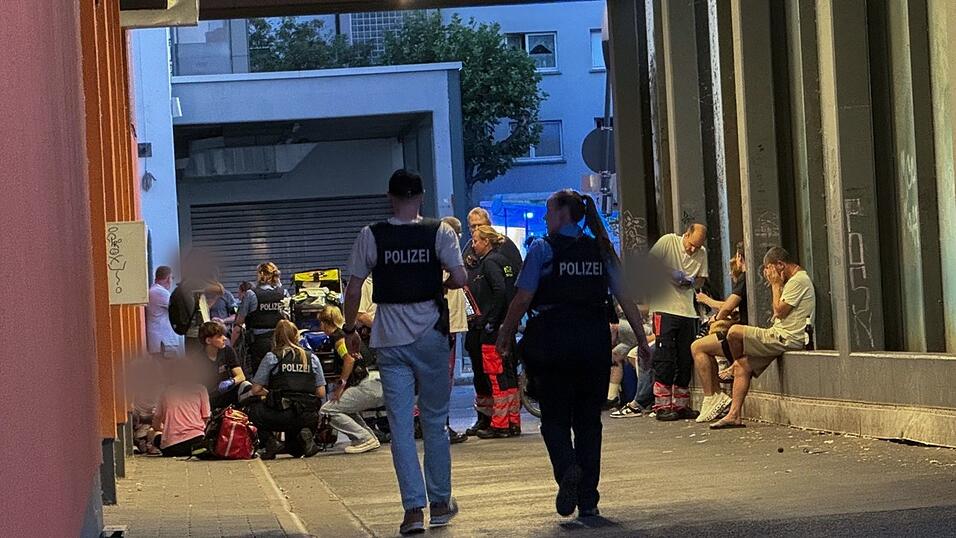 Ein Augenzeuge sagt, er sei um sein Leben gerannt. Ein Augenzeuge sagt, er sei um sein Leben gerannt.