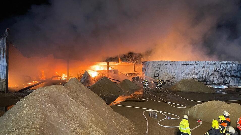 Ein größeres Aufgebot der Feuerwehr war seit dem frühen Dienstagmorgen auf dem Anwesen im Einsatz. (Symbolbild)