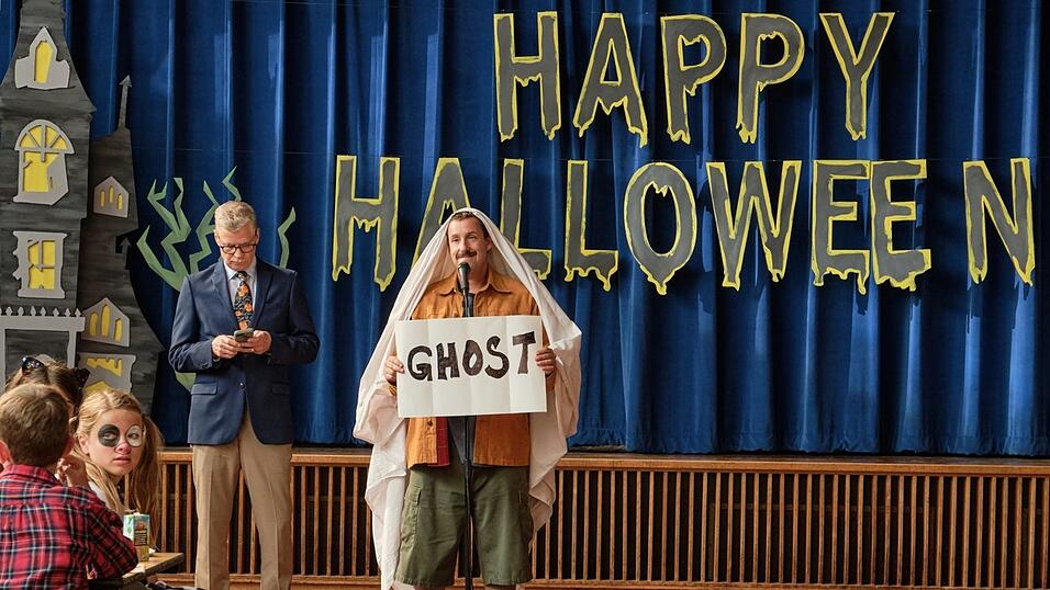 Der trottelige Hubie muss in „Hubie Halloween“ seine Heimatstadt retten.
