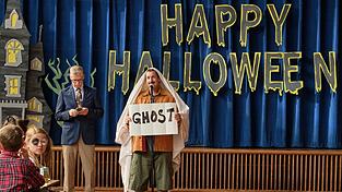 Der trottelige Hubie muss in „Hubie Halloween“ seine Heimatstadt retten.